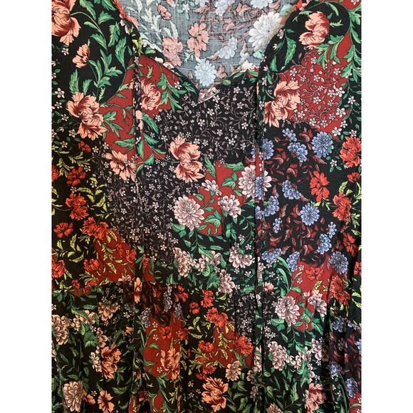 Torrid v neck floral top with tiered hemline size 4X - Picture 6 of 6